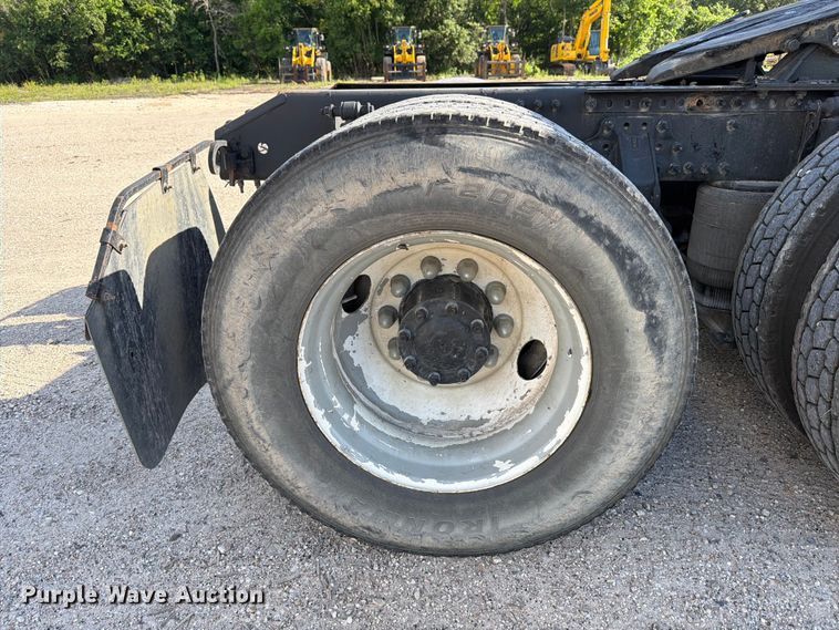 image for item ED5318 2019 Volvo VNR semi truck