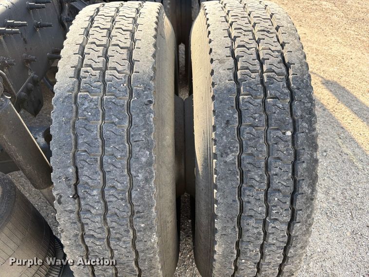 image for item ED5318 2019 Volvo VNR semi truck