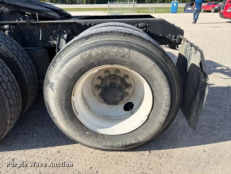 image for item ED5318 2019 Volvo VNR semi truck