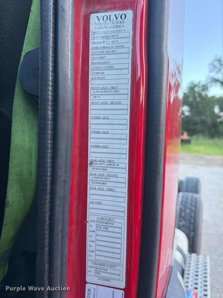 image for item ED5318 2019 Volvo VNR semi truck
