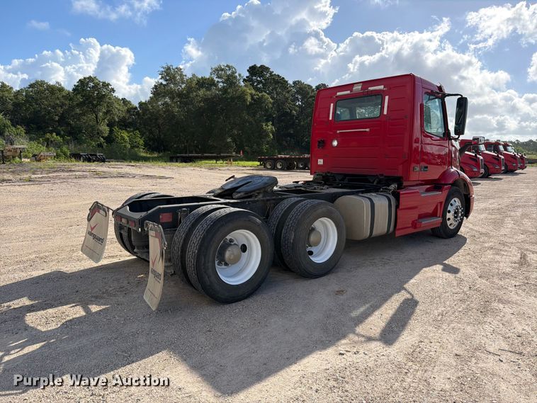 image for item ED5319 2019 Volvo VNR semi truck