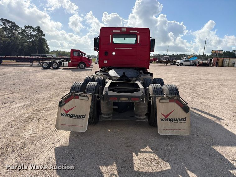 image for item ED5319 2019 Volvo VNR semi truck