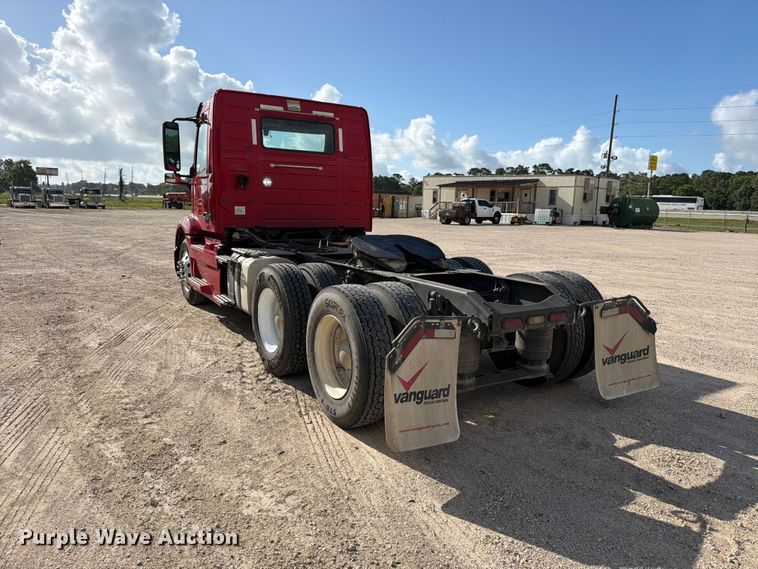 image for item ED5319 2019 Volvo VNR semi truck