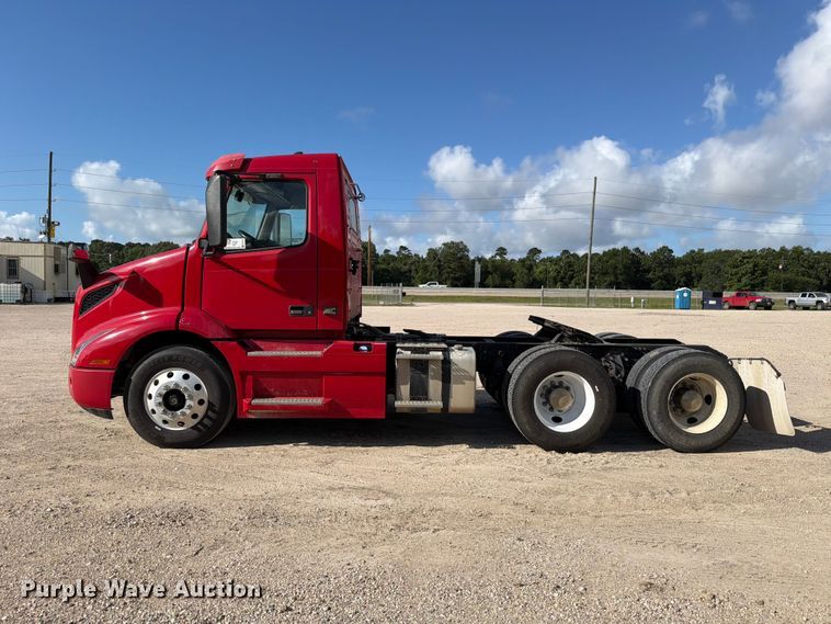 image for item ED5319 2019 Volvo VNR semi truck