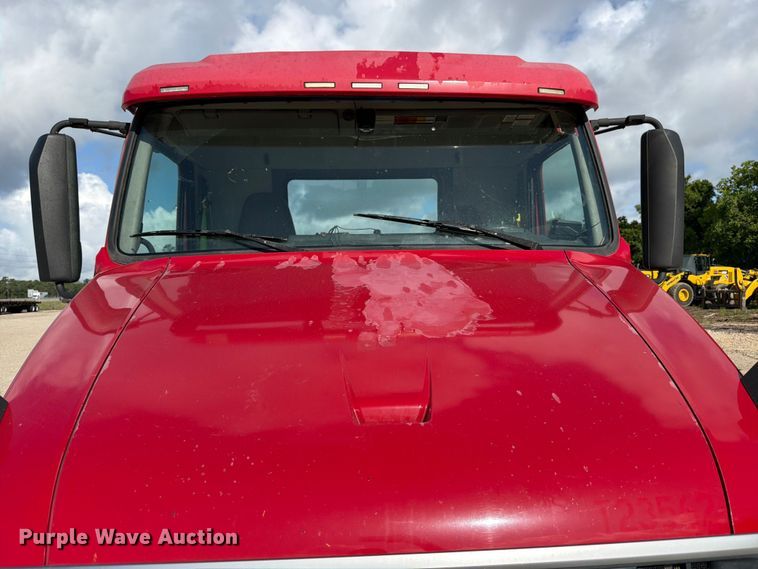 image for item ED5319 2019 Volvo VNR semi truck