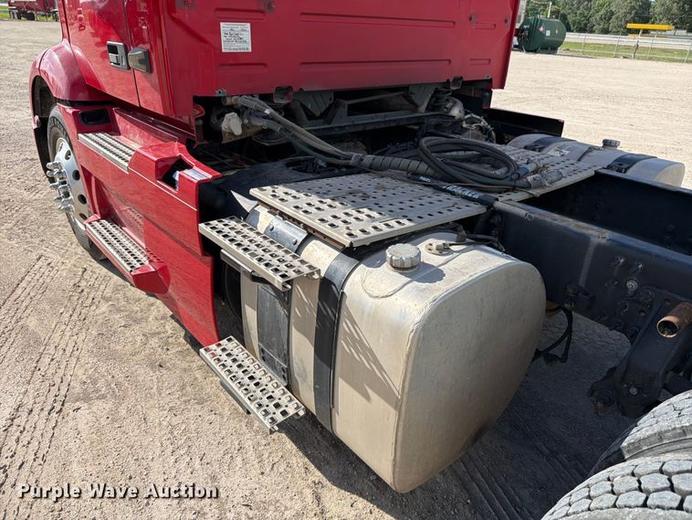 image for item ED5319 2019 Volvo VNR semi truck