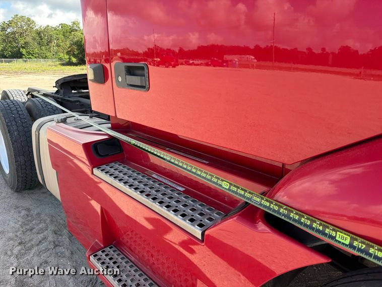 image for item ED5319 2019 Volvo VNR semi truck