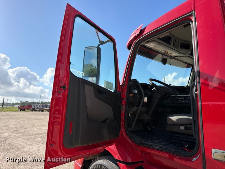 image for item ED5319 2019 Volvo VNR semi truck