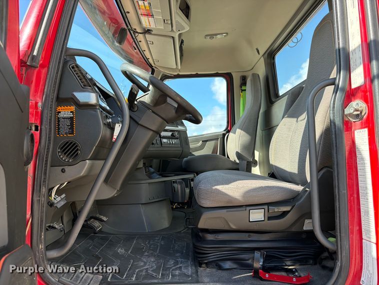 image for item ED5319 2019 Volvo VNR semi truck
