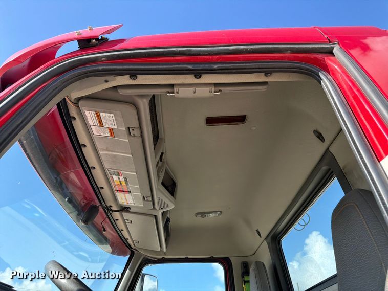 image for item ED5319 2019 Volvo VNR semi truck