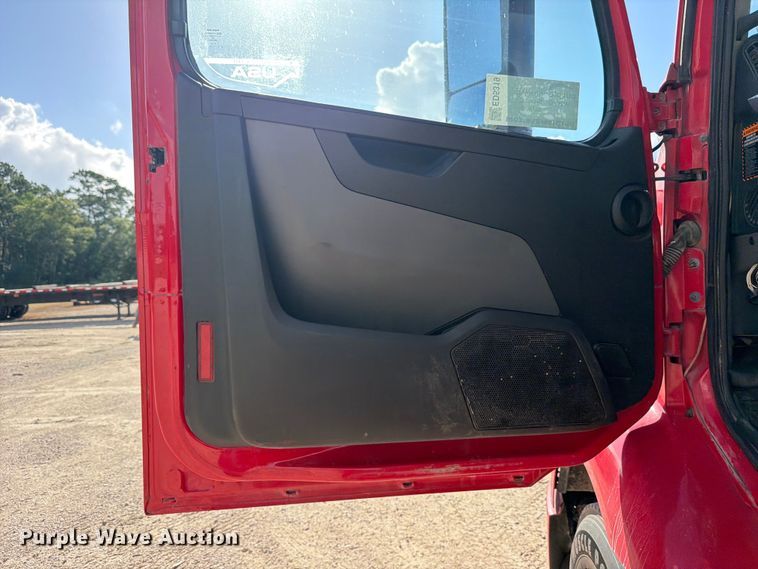 image for item ED5319 2019 Volvo VNR semi truck