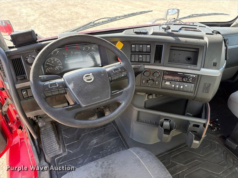 image for item ED5319 2019 Volvo VNR semi truck