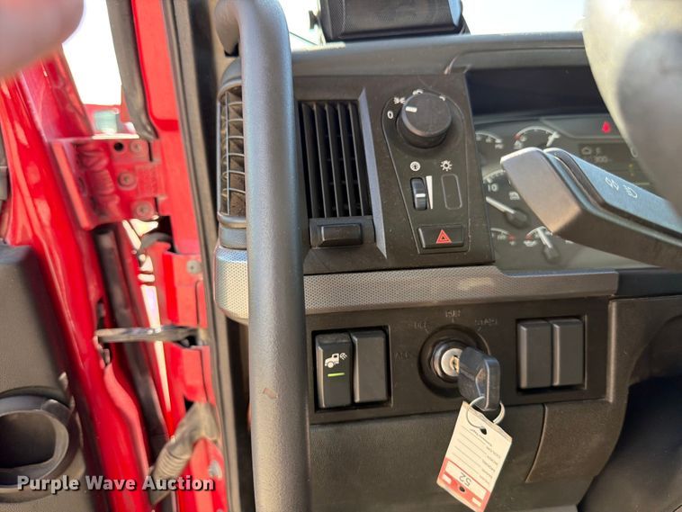 image for item ED5319 2019 Volvo VNR semi truck