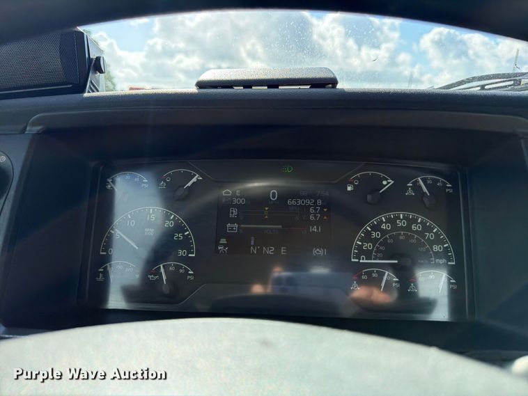 image for item ED5319 2019 Volvo VNR semi truck
