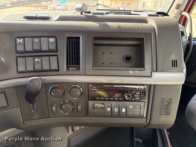 image for item ED5319 2019 Volvo VNR semi truck