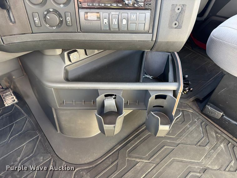 image for item ED5319 2019 Volvo VNR semi truck