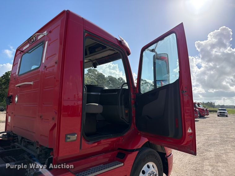 image for item ED5319 2019 Volvo VNR semi truck
