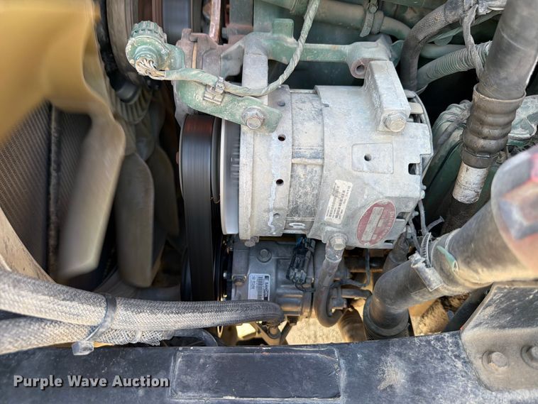 image for item ED5319 2019 Volvo VNR semi truck