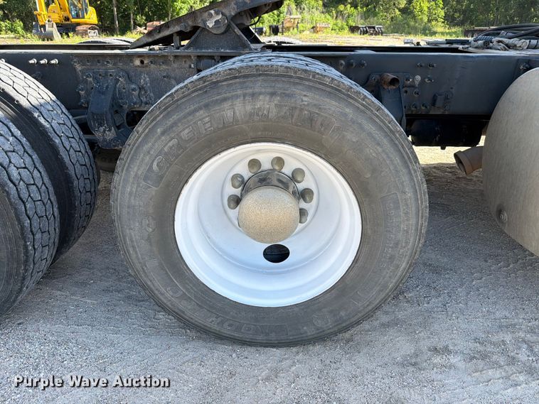 image for item ED5319 2019 Volvo VNR semi truck
