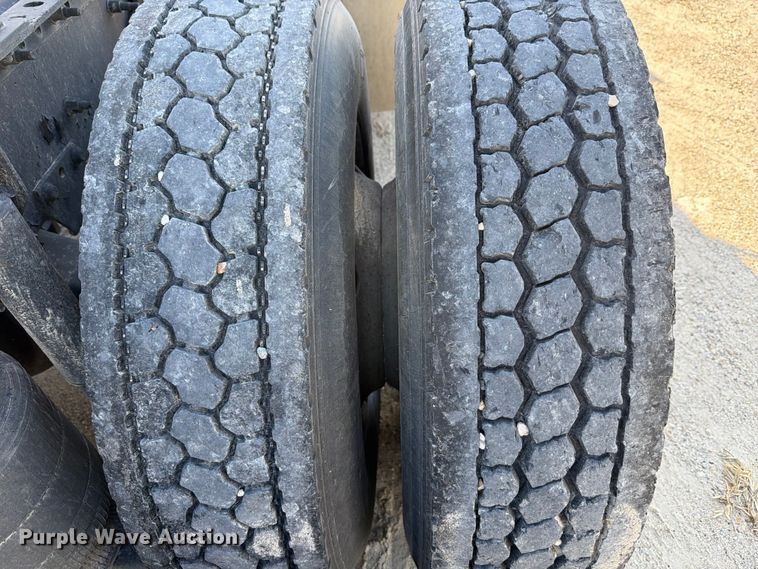 image for item ED5319 2019 Volvo VNR semi truck