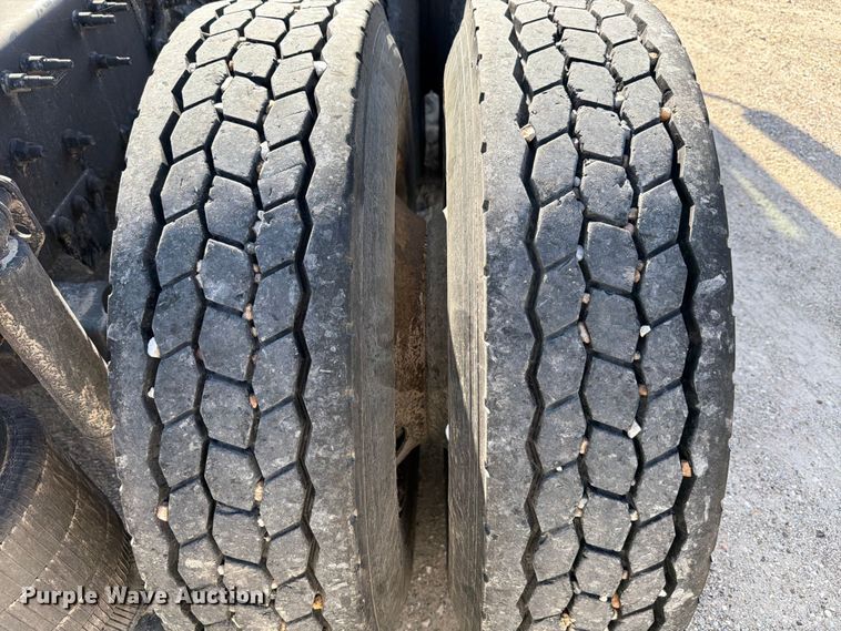 image for item ED5319 2019 Volvo VNR semi truck