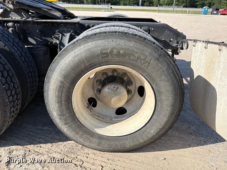 image for item ED5319 2019 Volvo VNR semi truck