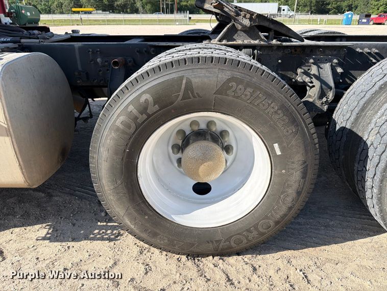 image for item ED5319 2019 Volvo VNR semi truck