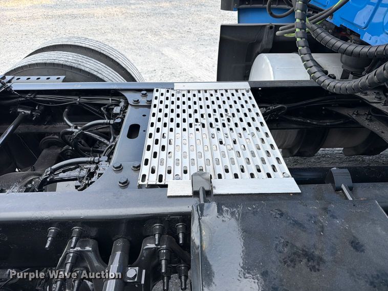 image for item ED5366 2018 International LT625 semi truck
