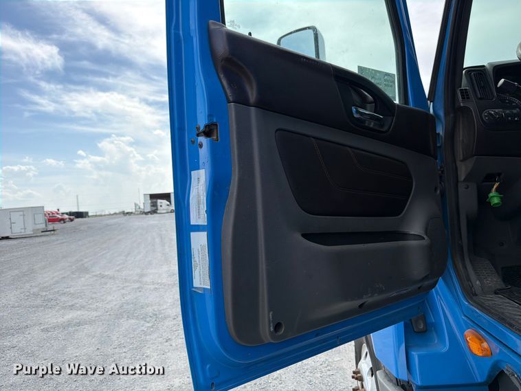 image for item ED5366 2018 International LT625 semi truck