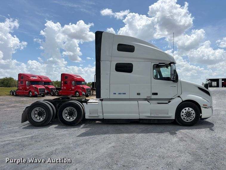 image for item ED5367 2020 Volvo VNL semi truck