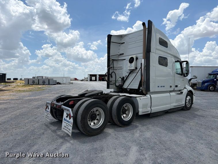 image for item ED5367 2020 Volvo VNL semi truck