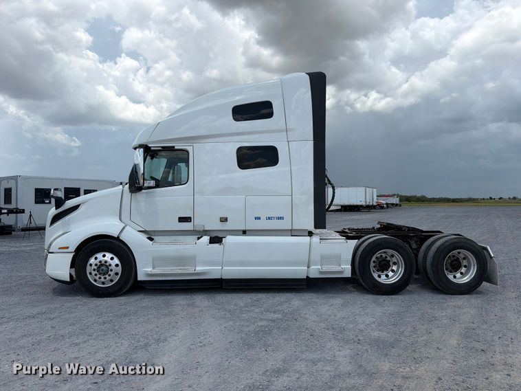 image for item ED5367 2020 Volvo VNL semi truck