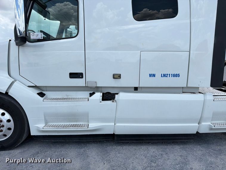 image for item ED5367 2020 Volvo VNL semi truck
