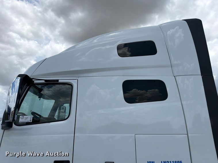 image for item ED5367 2020 Volvo VNL semi truck