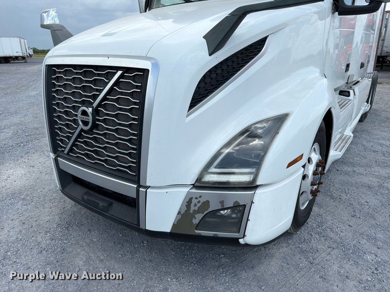 image for item ED5367 2020 Volvo VNL semi truck