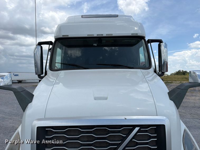 image for item ED5367 2020 Volvo VNL semi truck