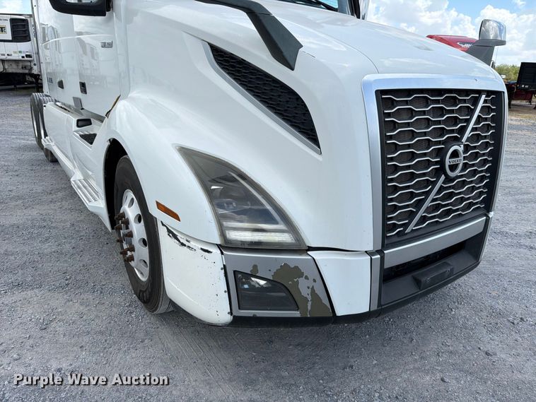 image for item ED5367 2020 Volvo VNL semi truck
