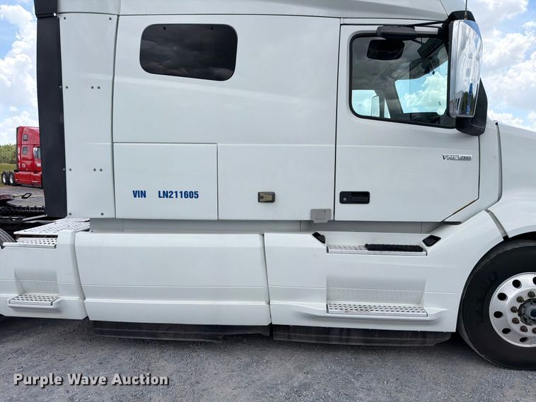 image for item ED5367 2020 Volvo VNL semi truck