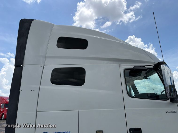 image for item ED5367 2020 Volvo VNL semi truck