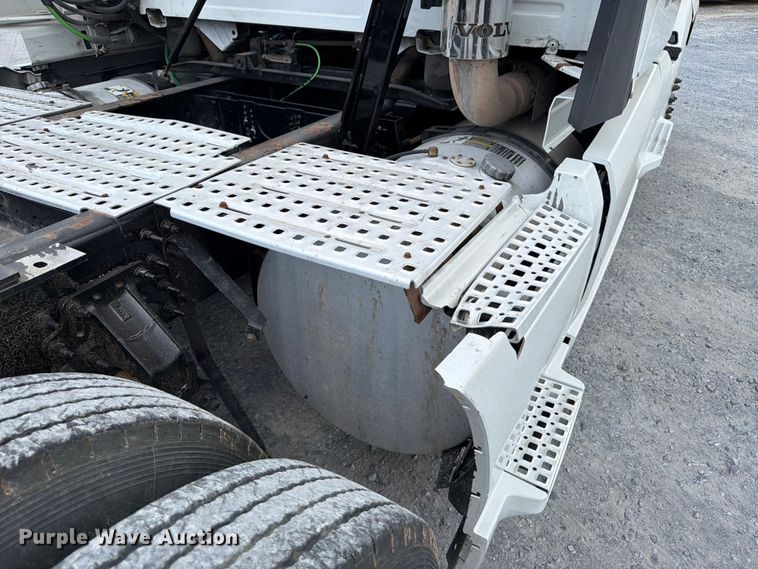 image for item ED5367 2020 Volvo VNL semi truck