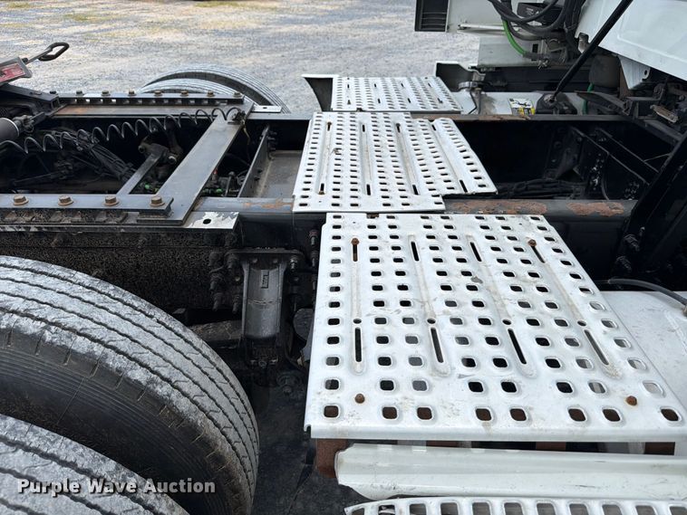 image for item ED5367 2020 Volvo VNL semi truck