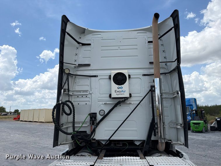 image for item ED5367 2020 Volvo VNL semi truck