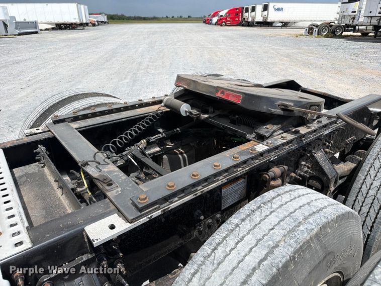 image for item ED5367 2020 Volvo VNL semi truck