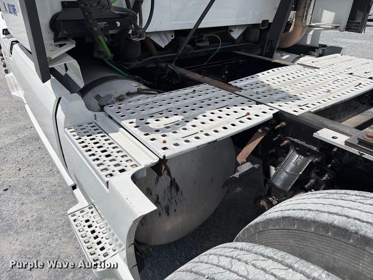 image for item ED5367 2020 Volvo VNL semi truck