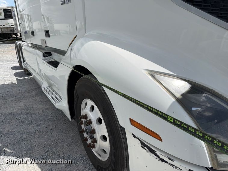 image for item ED5367 2020 Volvo VNL semi truck
