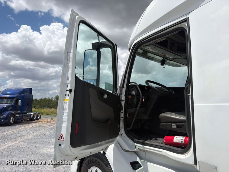 image for item ED5367 2020 Volvo VNL semi truck