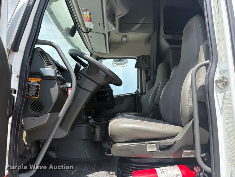image for item ED5367 2020 Volvo VNL semi truck