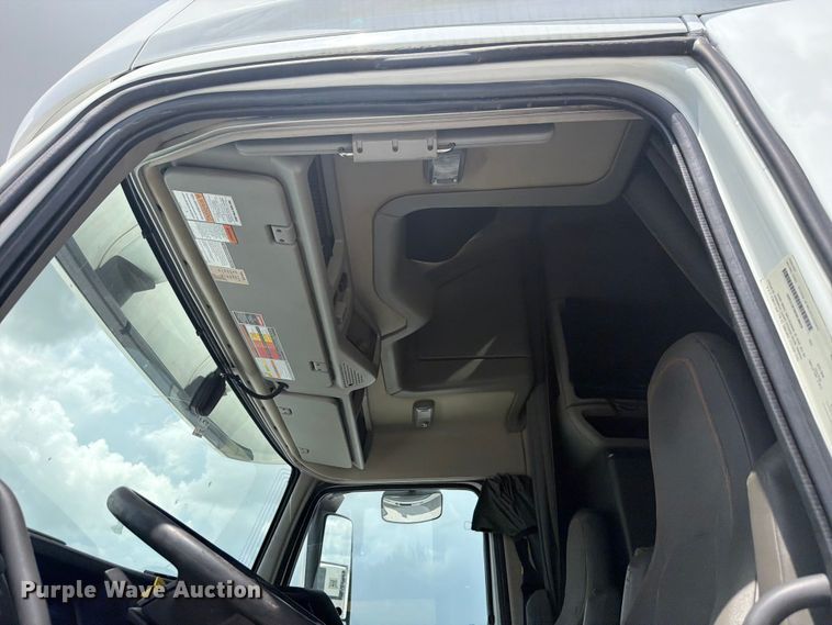 image for item ED5367 2020 Volvo VNL semi truck