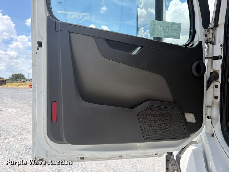 image for item ED5367 2020 Volvo VNL semi truck
