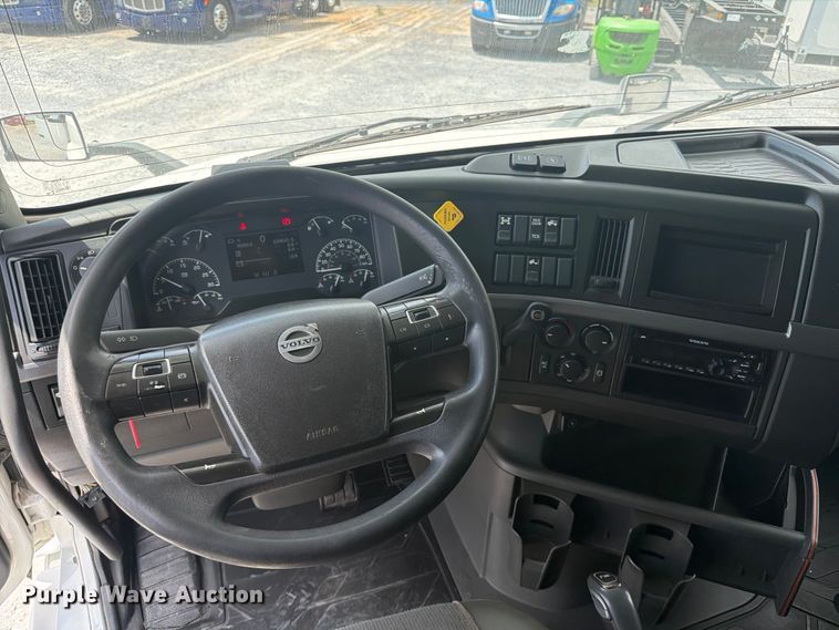 image for item ED5367 2020 Volvo VNL semi truck